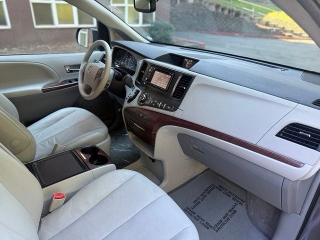 2012 Toyota Sienna XLE 8 Passenger