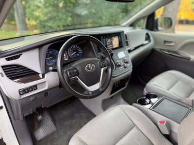 2015 Toyota Sienna XLE 8 Passenger