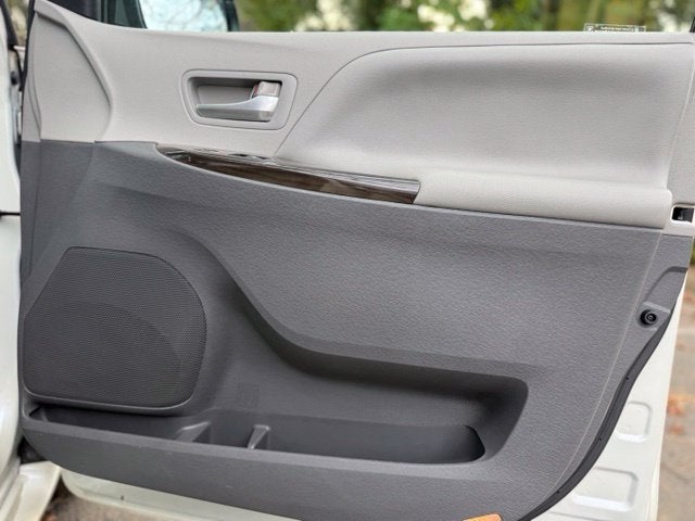 2015 Toyota Sienna XLE 8 Passenger
