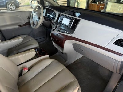 2014 Toyota Sienna XLE 8 Passenger