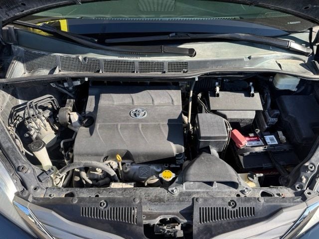 2014 Toyota Sienna XLE 8 Passenger