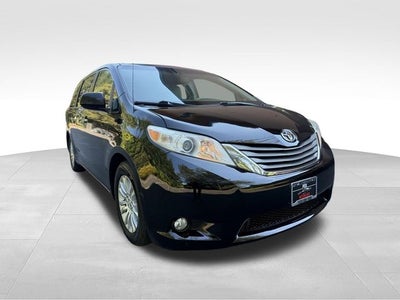 2014 Toyota Sienna XLE 8 Passenger