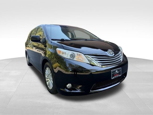 2014 Toyota Sienna XLE 8 Passenger