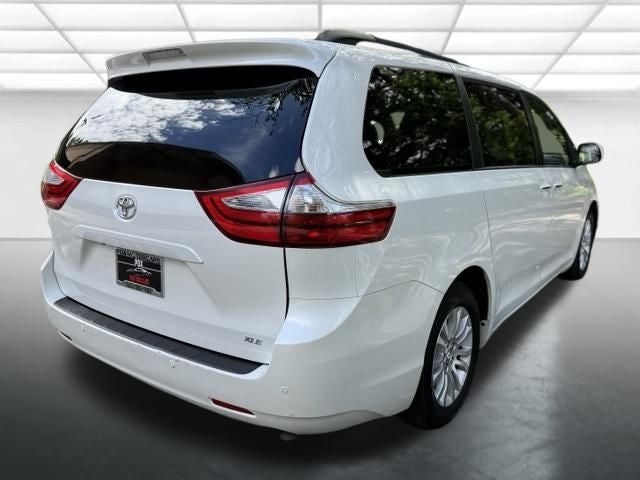 2017 Toyota Sienna XLE Premium 8 Passenger